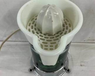 CLOSEUP VIEW W/ JUICER TOP