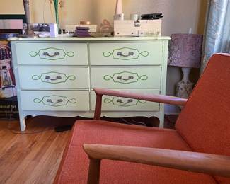 This dresser has a mirror 