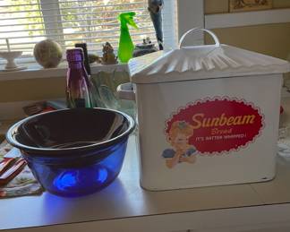 Cute kitchen stuff. Good cook books too