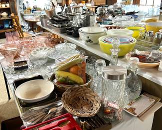 set of silverware, decanters 