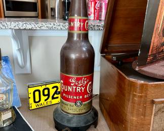 Rare Vtg.  advertising relic AM radio shaped like a beer bottle Goetz Country Club Pilsener Beer 