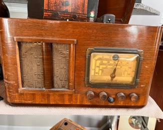 Vtg. Lafayette radio - Foreign/Domestic/Special Broadcast 