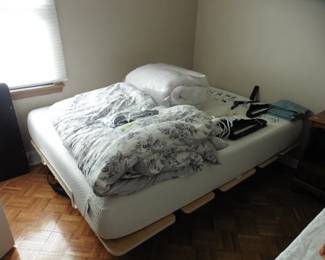 *Tuft & Needle Adjustable Bed with Mattress (Queen, nice shape)