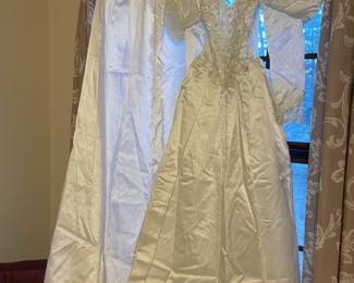 Wedding gown with detachable train