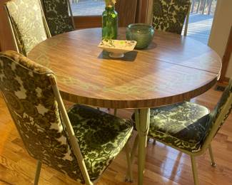 Howell Co.  Formica table with 6 chairs and 2 leaves!  Excellent condition.  