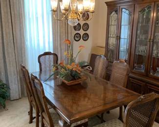 Drexel Dining table with full pads, 2 leaves, and 6 chairs