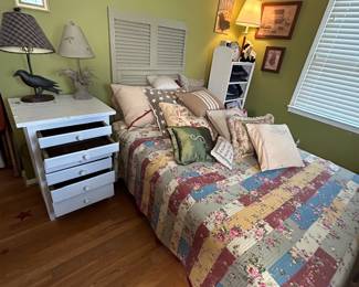 Quilt, Full Bed, Mattress/Box Spring, pillows