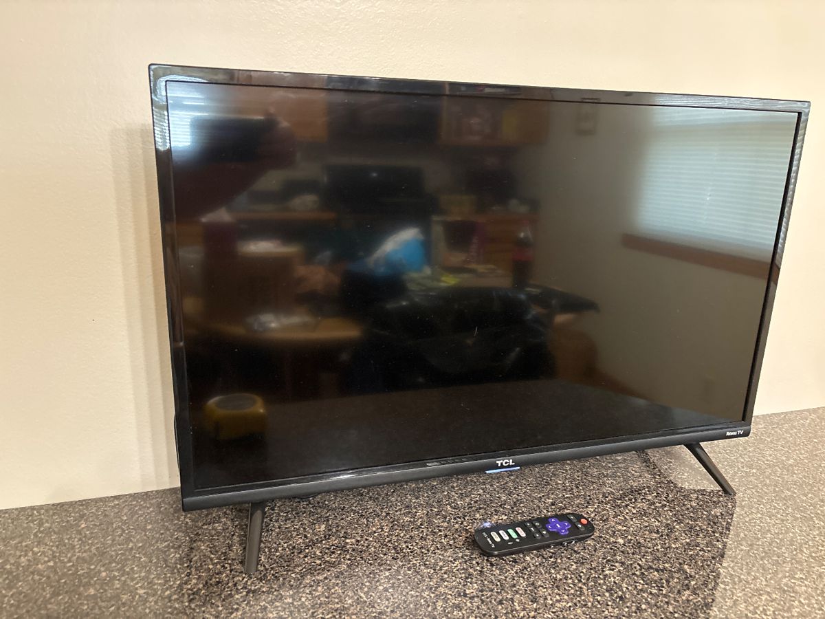 32”  TCL Roku TV w/remote
Full HD LED Smart TV