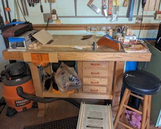Ridgid shopvac and a better view of the workbench 