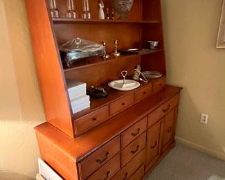 Really nice vintage 2-piece hutch