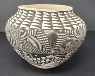 Authentic D. Victorino Acoma Pot NM Pottery