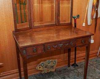 Tri-fold mirror vanity