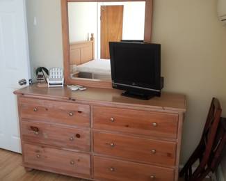 Broyhill 6-drawer dresser with mirror