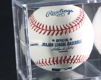 *Signed* Todd Helton Autographed Baseball Auto  MLB Colorado Rockies 	Case: 3.15x3.2x3.15	199178
