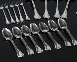 Reed & Barton The Plaza New York Silver Plate Flatware Set Silverware 	Case: 3.5x17x11.5in	199109
