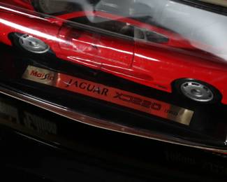 Maisto Special Edition 1992 Jaguar XJ 220 Die Cast Model Car 1:18 	5x6x12.5in	196183
