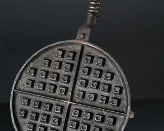 Antique Cast Iron Crescent #8 Waffle Maker w/ Low Base Fanner MFG Co Cleveland Ohio&nbsp;	3x15.5x15in	199085
