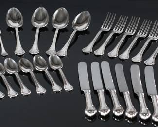Reed & Barton The Plaza New York Silver Plate Flatware Set Silverware 	Case: 3.5x17x11.5in	199109
