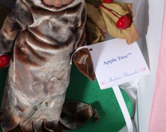 Madame Alexander Doll - Apple Tree Style # 13290 - 1999 Wizard of Oz Collection - With tags in Original Box	4 x 8.5 x 11 in	198007
