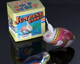 Lot of 8 Vintage Wind-Up Tin Litho Toys in Box - Schylling Snail - Jumping Rabbit - Da Gun Shi Zi Dragon - Blue Bird - Bird in Shell - Chetypohka	8.5 x 6.5 x 1.5 in largest box	198033
