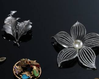 Lot of 16 Vintage Brooch Pin Lot Coro Trifari Sarah Cov Etc 		196215
