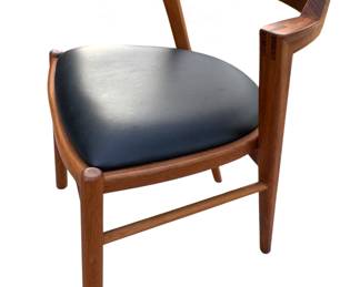 Mid-Century Modern Danish Teak Dining Table & 6 Chairs by Sun Cabinet Co. MCM Frederick	Table: 29in h x47in diameter<BR> Leaf Extensions::  19.625 x 47in each<BR>Chair: 31x19.5x20in	196189
