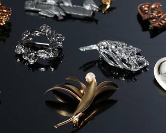 Lot of 16 Vintage Brooch Pin Lot Coro Trifari Sarah Cov Etc 		196215
