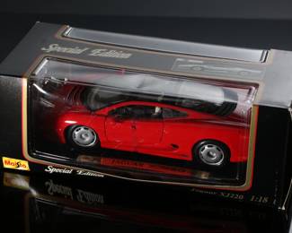 Maisto Special Edition 1992 Jaguar XJ 220 Die Cast Model Car 1:18 	5x6x12.5in	196183
