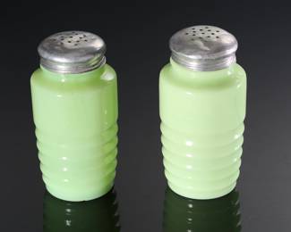 2pc Jeannette Glass Co. Jadeite Pepper & Flour Shakers Pair	4.75in H x 2.45in Diameter 	196190
