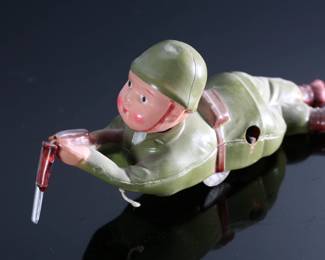 Vintage Occupied Japan Celluloid Crawling Soldier Windup Toy	2.5x2.5x7,5in	196109
