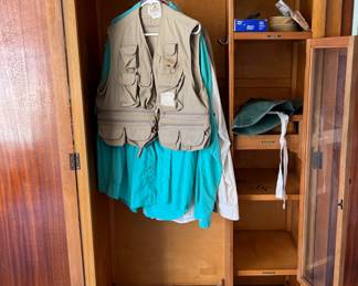 Great storage, this is the inside of the armoire ! 