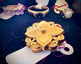 Gold rings & Victorian brooch 