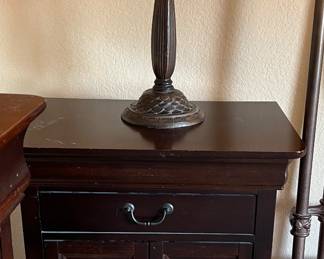 Tiffany style lamp and matching night stand by Bassett furniture 