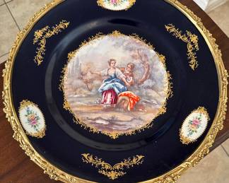 Serve’s plate with brass footed stand