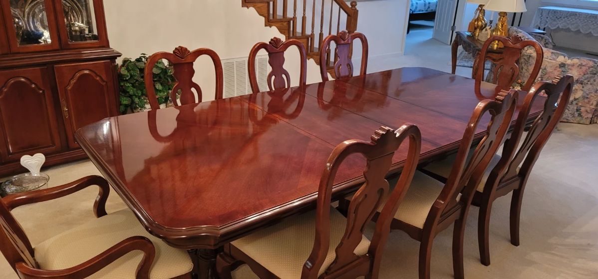 Lexington 8 place dining table, will pre sale.