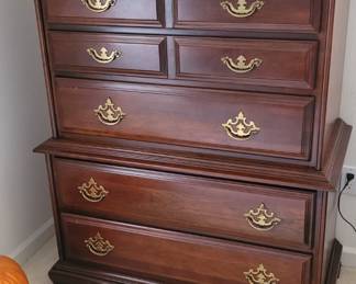 2 matching chest of drawers 