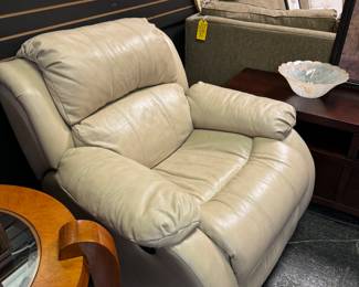 Flexsteel Beige Leather Recliner 
🏝️