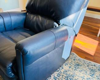 🔹 Nautical Blue Palliser Pinecrest Leather Upholstered POWER Recliner
30.75x37x41 $250
