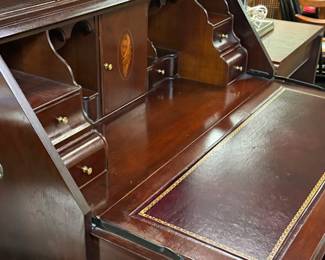 Mahogany Secretary Ladies Desk Bureau Bookcase Hutch Lighted 