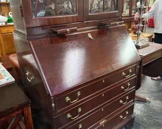 Mahogany Secretary Ladies Desk Bureau Bookcase Hutch Lighted 