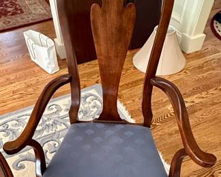 Drexel Heritage Queen Anne Classic Dining Room Table and 6 Chairs. Includes 2 Leaves. Absolutely Pristine Condition.