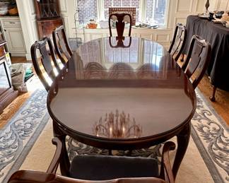Drexel Heritage Queen Anne Classic Dining Room Table and 6 Chairs. Includes 2 Leaves. Absolutely Pristine Condition.