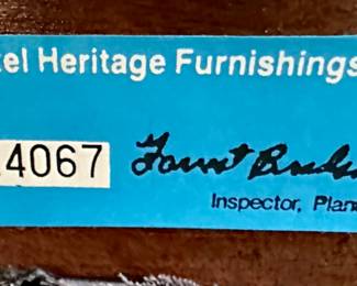 Drexel Heritage Queen Anne Classic Dining Room Table and 6 Chairs. Includes 2 Leaves. Absolutely Pristine Condition.