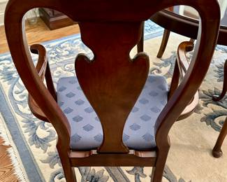 Drexel Heritage Queen Anne Classic Dining Room Table and 6 Chairs. Includes 2 Leaves. Absolutely Pristine Condition.