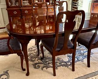 Drexel Heritage Queen Anne Classic Dining Room Table and 6 Chairs. Includes 2 Leaves. Absolutely Pristine Condition.