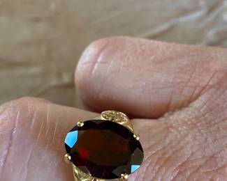 #E - 14kt gold garnet ring 