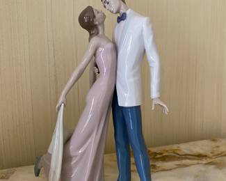 #27 - $250 - Lladro #6475 12"Hx7"W "A Happy Couple"