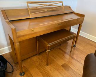 $500.00 piano Acrosonic Baldwin model# 687599 58w x 25D x 36H Brass lamp included