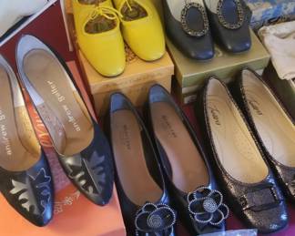 Fun vintage ladies size 8 slim dress shoes. 