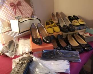 Lots of swell vintage shoes, purses, hats 